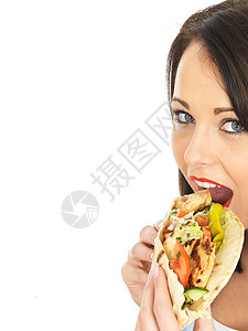与沙拉合吃鸡肉的女青年Kebab美食黑发微笑喜悦女士食物造型沙拉成人女孩背景图片