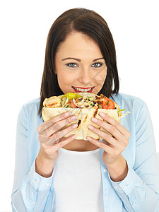 与沙拉合吃鸡肉的女青年Kebab白色成人沙拉女孩美食黑发造型喜悦微笑女士背景图片