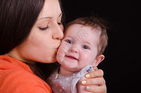 妈妈亲吻了六个月的婴儿背景图片