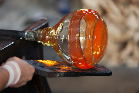 小心玻璃玻璃吹风机小心制作产品烧伤制作者演员辉光木头工具男人瓶子艺术火焰背景