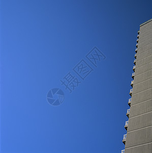 天窗阳台倾斜坡道大厦公寓栏杆摩天大楼建筑学对角线甲板蓝色背景图片