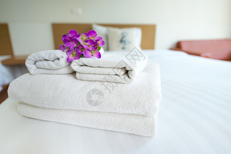 堆叠毛巾折叠棉布房间服务白色客房旅馆酒店背景图片