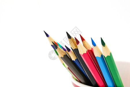 白色背景的彩色铅笔绿色红色团体蓝色蜡笔木头教育背景图片