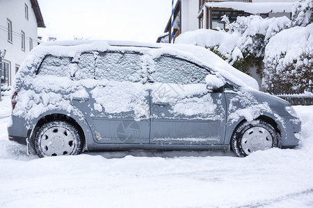 雪山里的汽车被雪雪覆盖的汽车车辆街道降雪暴风雪冻结季节状况环境公园场景背景