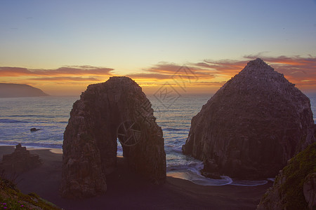 太平洋日落宪法天空环境岩石海浪太阳海洋背景图片
