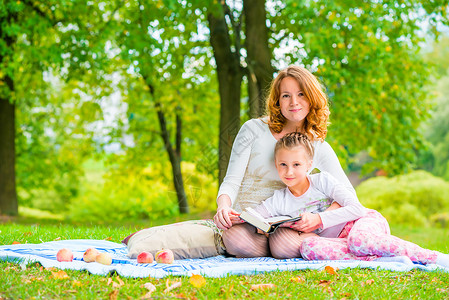 美丽的母亲和女儿周末在野餐中度过一个周末图片