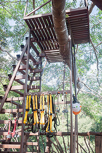 攀爬设备攀爬树安全设备天篷登山力量运动森林蓝色电缆细绳头盔绳索背景