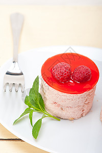果冻蛋糕新鲜草莓蛋糕甜点叶子美食小吃蛋糕木头浆果食物配料鞭打薄荷背景