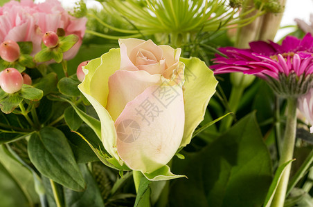 粉红玫瑰花束下层的花束背景图片