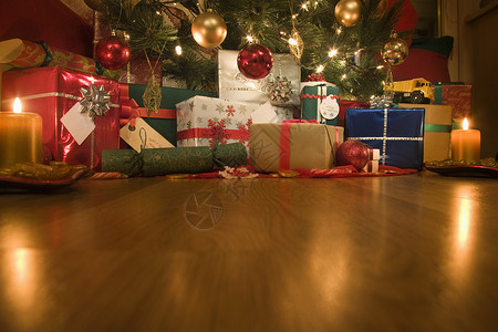 圣诞礼物 在明亮的圣诞树下背景图片