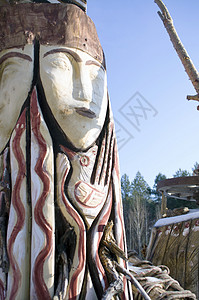 背景图腾素材蓝色多云背景下的图腾木杆雕塑庆典工匠动物精神仪式面具宗教文化部落背景