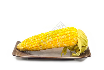 在孤立的菜盘中煮玉米黄色蔬菜盘子烹饪食品素食菜单食物背景图片