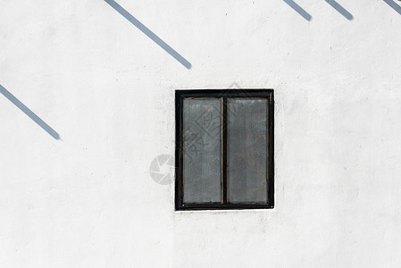 白墙上的窗口晴天框架蚊帐阴影建筑房子建筑学白色背景图片