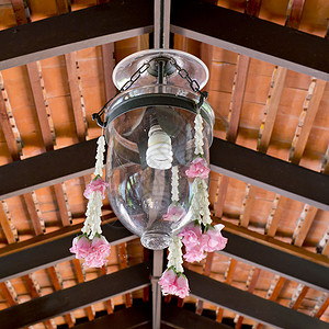泰国风格的玻璃灯 带有花园装饰品的玻璃灯罩汉背景图片