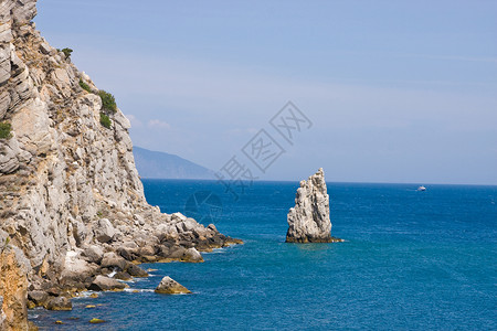 海中有岩石和船高清图片