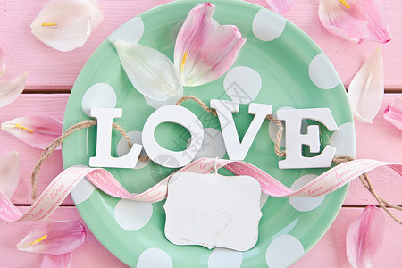 生锈粉红色背景的多彩板花瓣盘子木板设置桌面郁金香惊喜食物绿色粉色背景图片