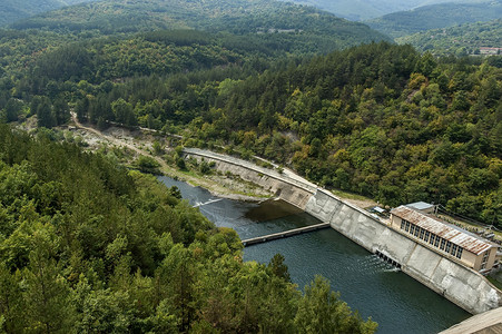 溢洪道Topolnitsa大坝的旧HPP  工厂绝缘子高压水电工业电压水库力量院子环境建筑背景