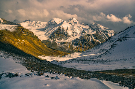 瓦萨奇山脉塔吉克斯坦河谷山脉风景全景岩石山峰背景