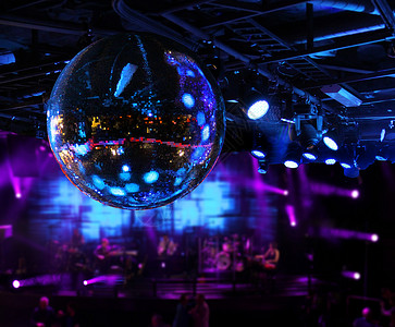 在迪斯科镜球下玩乐团岩石镜子乐队展示音乐会反射俱乐部音乐节日居住背景图片