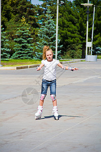 玩滑溜冰的学艺女孩蓝色童年学习白色女学生金发女士女性滚筒孩子背景