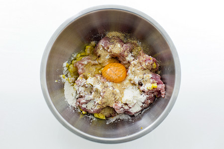 蛋散不锈钢碗中的肉 玉米 蛋和面粉团体生活散列节食木头猪肉食物牛扒烹饪蛋黄背景