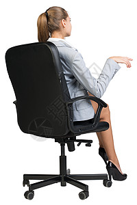 半圈女商务人士坐在办公椅子上 做出像说话一样的姿态背景