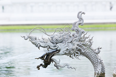 雕塑龙吐水龙鱼是泰国小说中的动物 在公园里背景