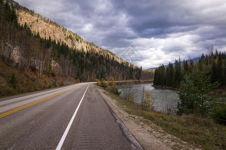 穿越森林山脉的Tarred公路网路背景图片