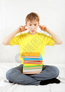 带著一本天经的忧伤的少年耳朵考试图书瞳孔男性危机男生房间学生噪音背景图片