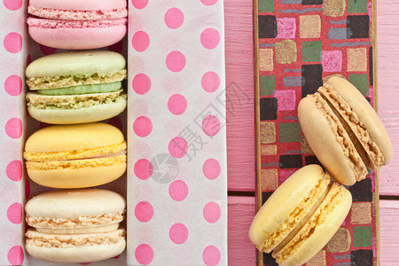 色彩多彩的玉纱时间食物糖果生日款待乡村粉色休闲圆点木板背景图片