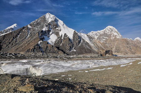 吉尔吉斯斯坦的恩吉切克冰川山脉岩石高度山峰风景远足高清图片