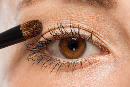 在美丽的眼睛上做化妆 棕色的双眼女性奢华睫毛膏嘴唇蓝色眼影皮肤黑发化妆品刷子背景图片