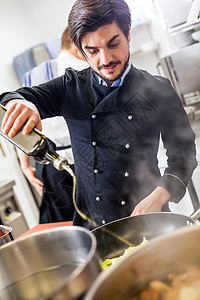 厨师煮蔬菜 在鸡窝上做炒饭气体商业营养饮食男人油炸男性餐饮厨房滚刀背景图片