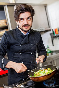 厨师煮蔬菜 在鸡窝上做炒饭滚刀餐厅胡子微笑煎锅厨房餐饮职场男性烹饪背景图片