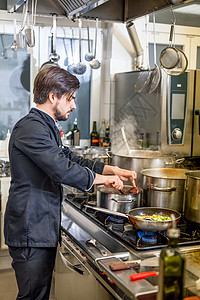 厨师煮蔬菜 在鸡窝上做炒饭美食烹饪商业男人气体食物煎锅胡子职场工人背景图片
