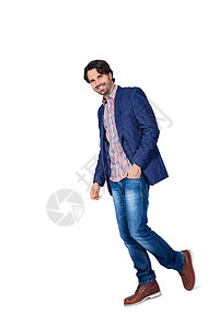 帅帅的笑笑男人接近镜头夹克牛仔布皮革牛仔裤衬衫男性时尚蓝色胡子冒充背景图片