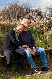 快乐的老年情侣在阳光下一起放松天空家庭亲热情感回忆生活幸福晴天中年成人背景图片