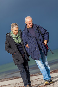 快乐的老年老人夫妇在海滩上散步妻子娱乐夫妻退休女士男人丈夫友谊海岸背景图片
