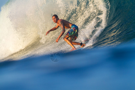 冲浪浪潮乐趣海洋速度热带情调活动运动男人冲浪者蓝色高清图片