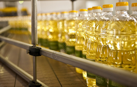 生产食用油的工厂 浅色DOFF食品饮食流程自动化腰带包装油厂生产线加工厂塑料背景