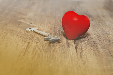 键和红心棕色阴影卡片庆典艺术木头礼物钥匙背景图片