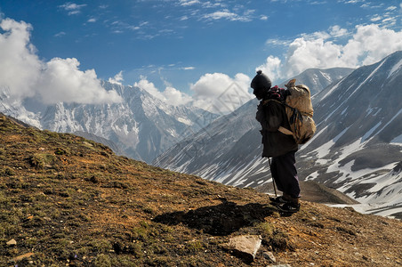 夏尔巴人背景喜马拉雅山的舍尔帕远足者登山男性全景岩石男人山脉旅行风景远足背景