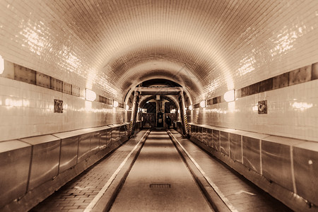 有光线的地下隧道背景图片