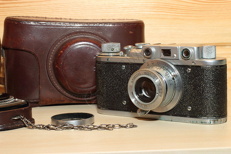 旧照相机和光电表红色仪表白色照片金属黑色木头皮革科技棕色背景图片