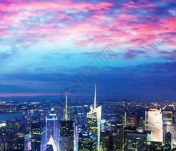 日落后触目惊心的曼哈顿天际地标商业建筑旅行帝国天线市中心摩天大楼天空景观背景图片
