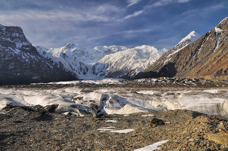 吉尔吉斯斯坦的恩吉切克冰川山脉岩石山峰远足高度风景高清图片