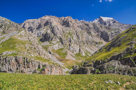 吉尔吉斯斯坦天生省山峰远足旅行丘陵风景山脉高清图片