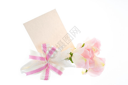 单粉红玫瑰 加一些美丽的和卡片空白婚礼庆典粉色生日白色花瓣明信片花朵礼物背景图片