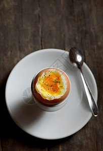 鸡蛋中煮沸的卵蛋高清图片
