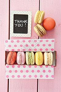 色彩多彩的玉纱礼物盒时光粉色黑板糖果休闲饼干款待时间食物背景图片